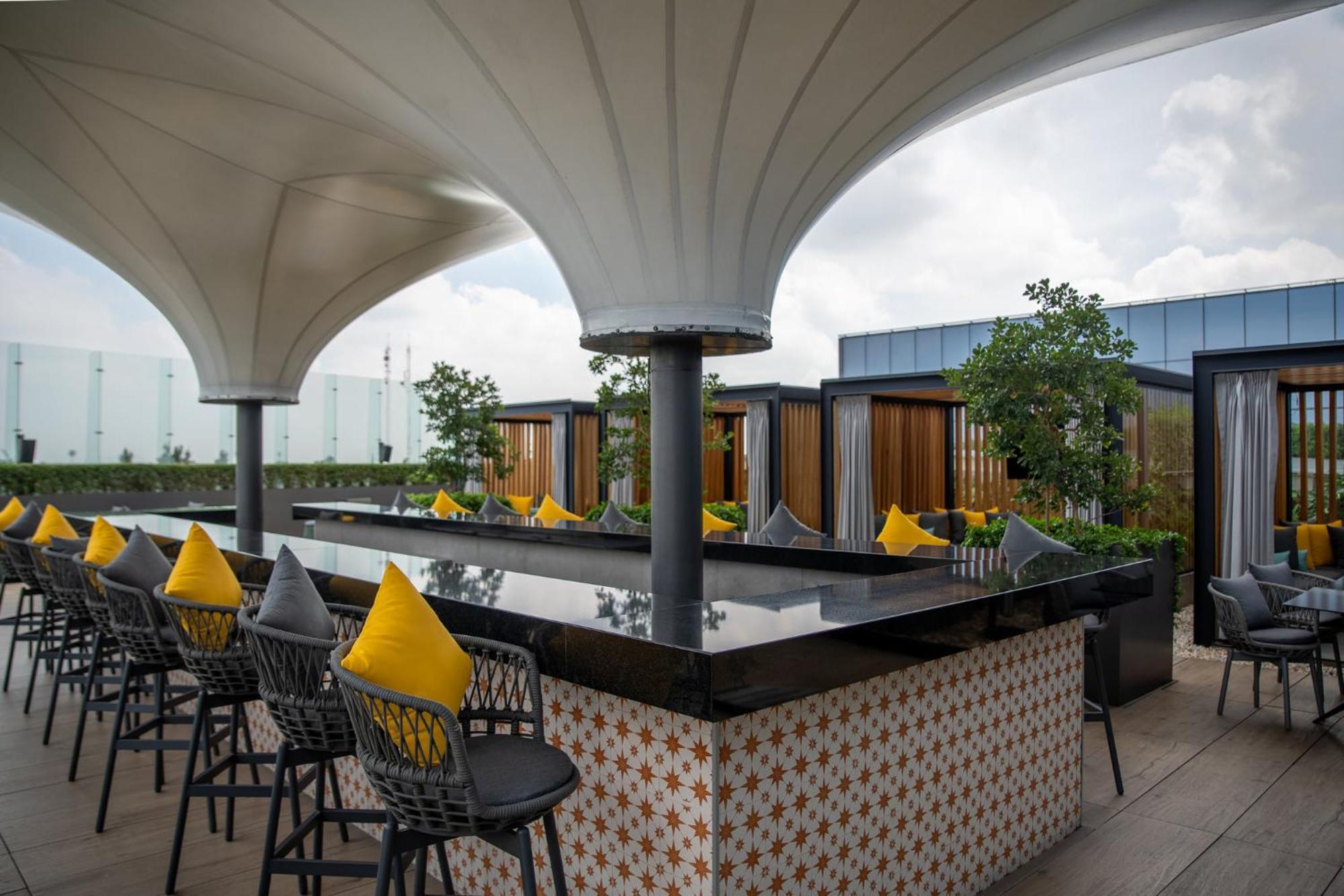 Fiesta Americana Viaducto Aeropuerto Ciudad de México Exterior foto The bar at the rooftop